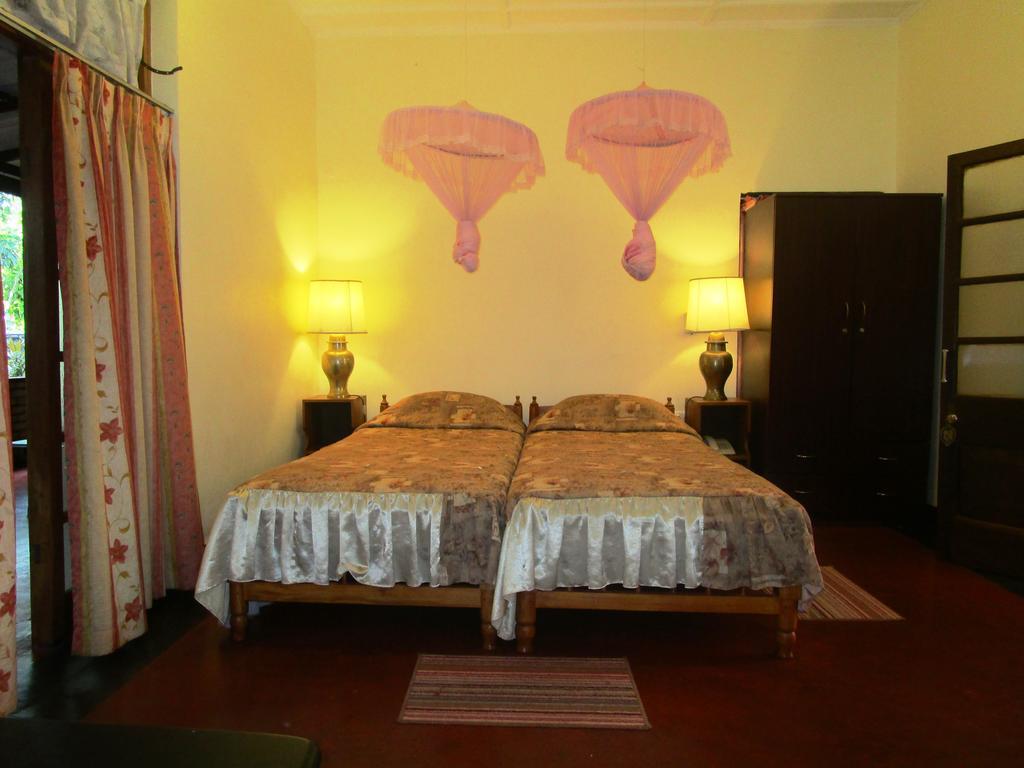 Hotel Shalini Анурадхапура Стая снимка