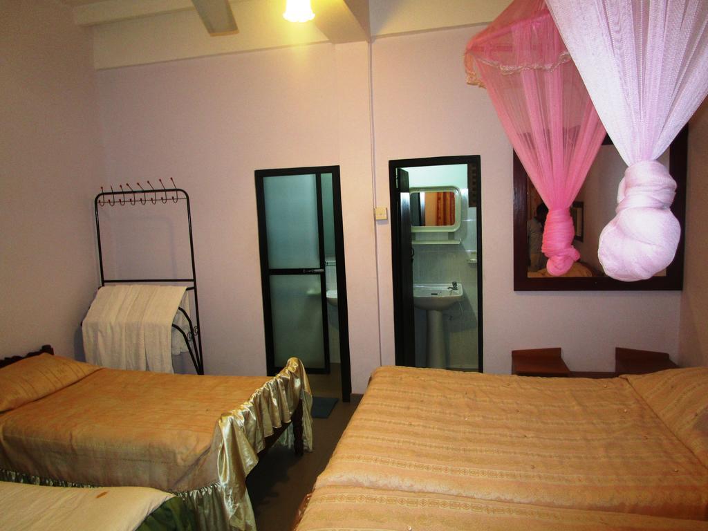 Hotel Shalini Анурадхапура Стая снимка