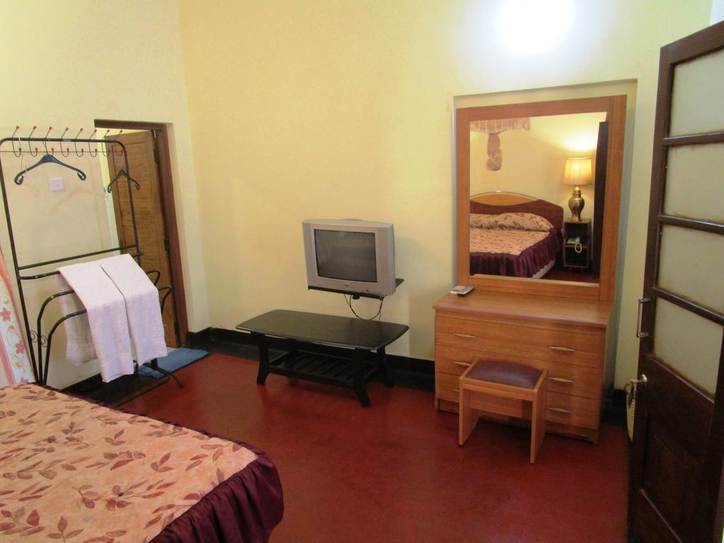 Hotel Shalini Анурадхапура Стая снимка