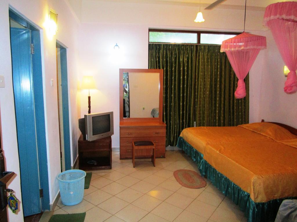 Hotel Shalini Анурадхапура Стая снимка