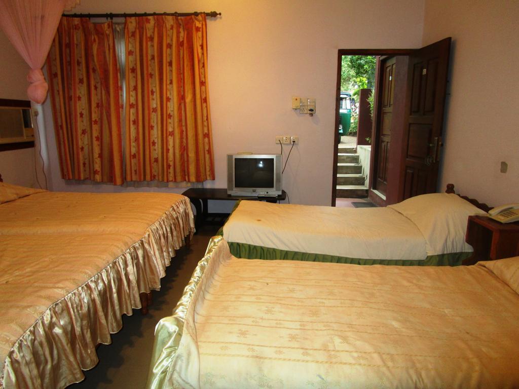 Hotel Shalini Анурадхапура Стая снимка