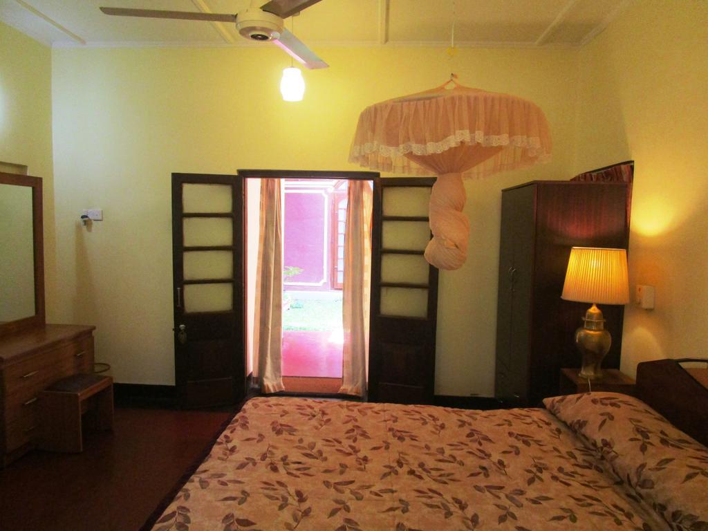 Hotel Shalini Анурадхапура Стая снимка