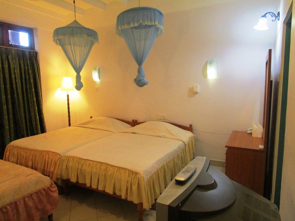 Hotel Shalini Анурадхапура Стая снимка