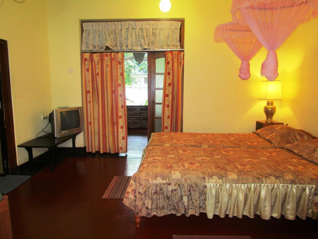 Hotel Shalini Анурадхапура Екстериор снимка
