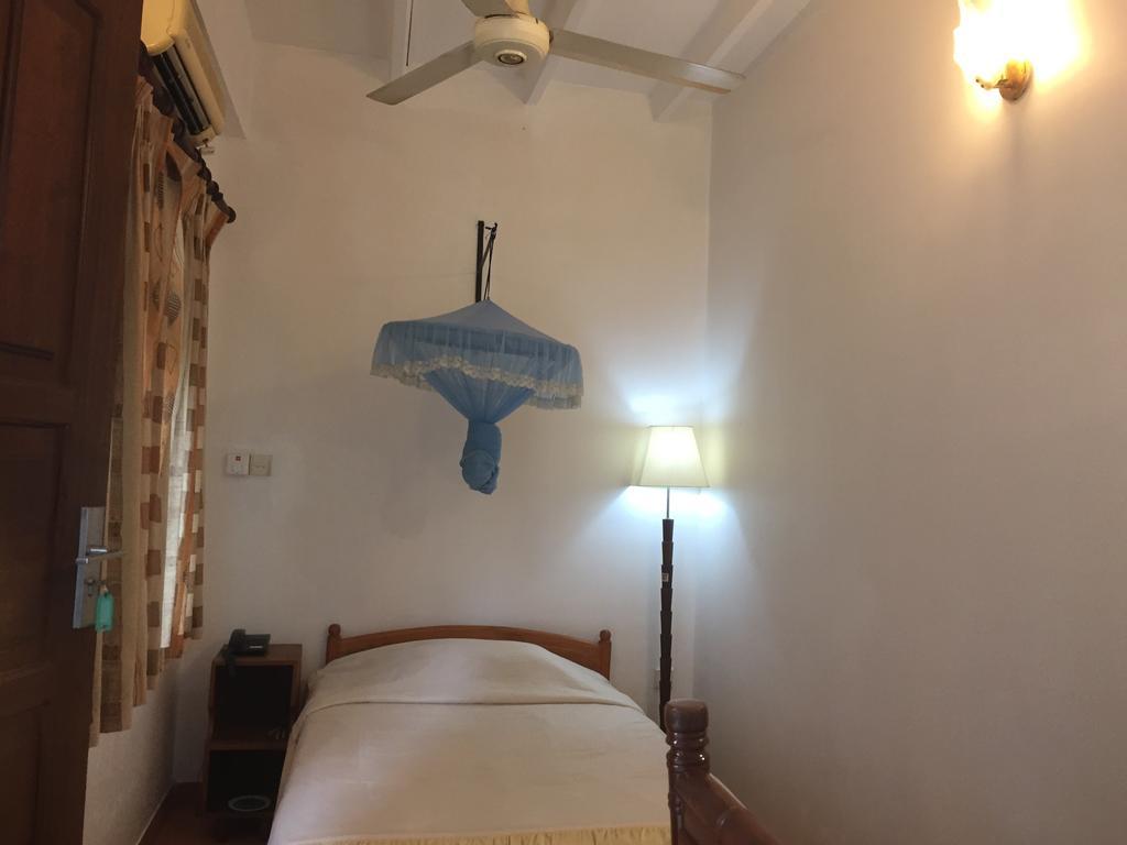 Hotel Shalini Анурадхапура Екстериор снимка
