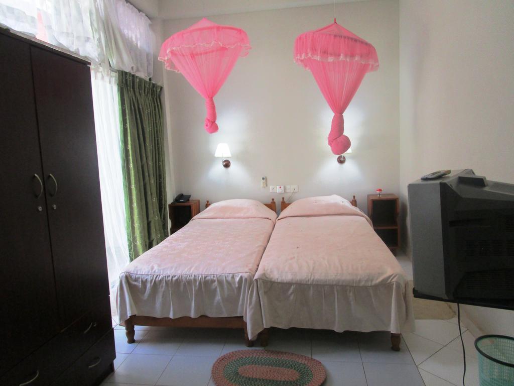 Hotel Shalini Анурадхапура Екстериор снимка