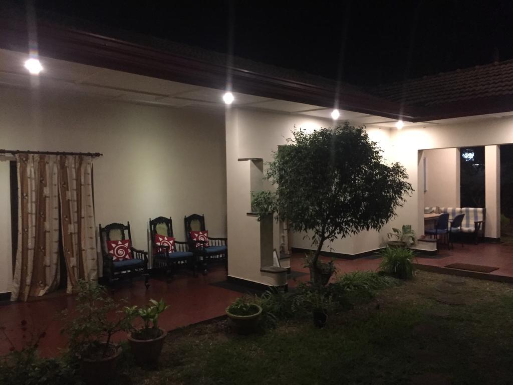 Hotel Shalini Анурадхапура Екстериор снимка
